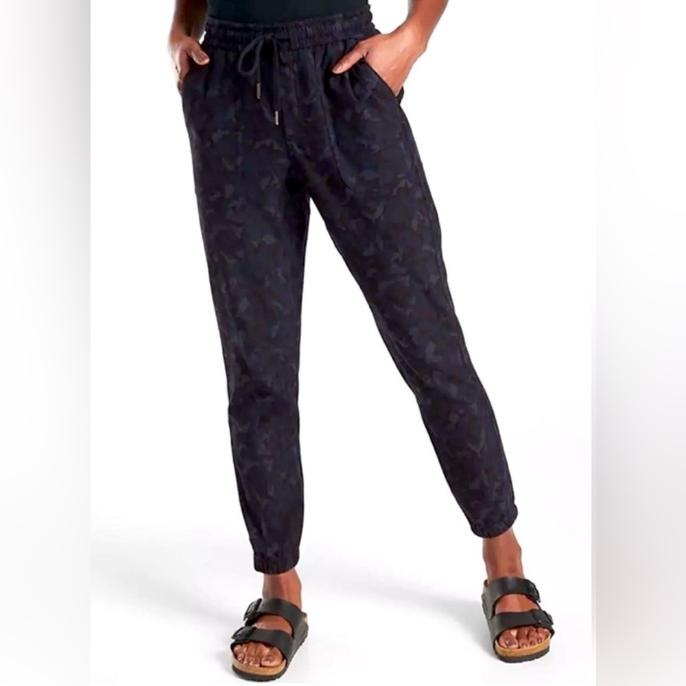 Athleta Printed Farallon Jogger Women's Black and Blue Camouflage Size 8